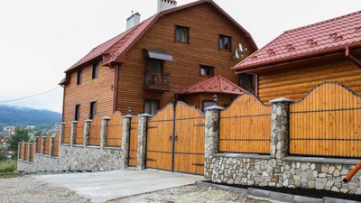 На львівському курорті вщент згорів готель, постраждали іноземці