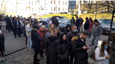 У Львові туристи шикуються у чергу до популярного ресторану (ФОТО, ВІДЕО)