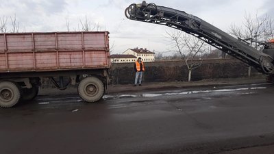 У Червонограді почали ремонт дороги, де проїхався Порошенко (ВІДЕО)