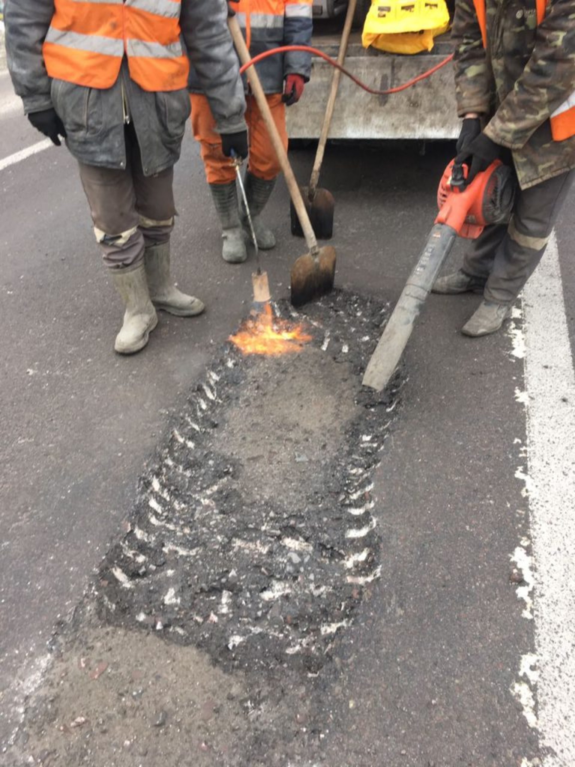 Як на Львівщині латають ями