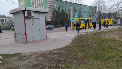 Львів’яни скаржаться на засмічені автобусні зупинки (ФОТО)