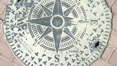 На вулицях Львова встановлюють люки, які вводять в оману перехожих (ФОТО)