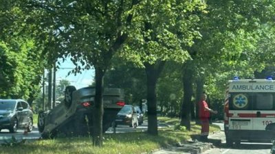 У Львові перекинувся ще один автомобіль (ВІДЕО)