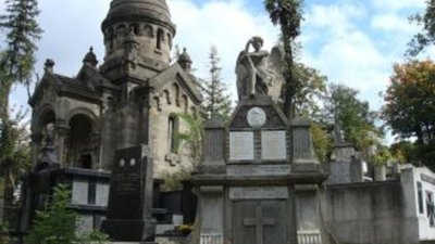 На Личаківському кладовищі затримано крадійку квітів із могил