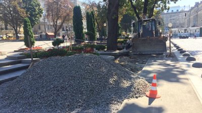 Як у центрі Львова "ремонтують" тротуари (ФОТОРЕПОРТАЖ)