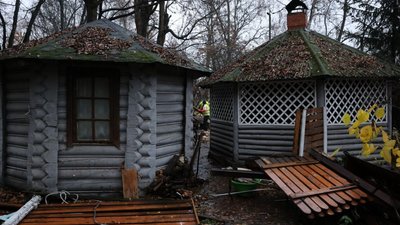 Понад 10 років без дозволів: на вулиці Коновальця демонтовують незаконні споруди