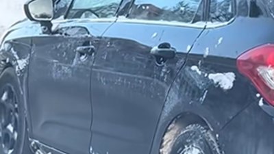 У Львові автомобіль їхав на передніх колесах