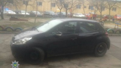 Львів'янка під наркотиками збила копа й провезла півкілометра на капоті