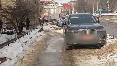 У Львові чоловік запаркувався на тротуарі
