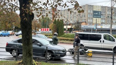 У Львові на кільці мотоцикліст не розминувся із автомобілем