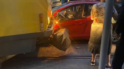 У центрі Львова два трамваї розчавили автомобіль (ФОТО, ВІДЕО)