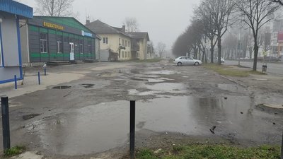 У Львові одна з магістральних вулиць «славиться» калюжами на дорозі (ФОТО)