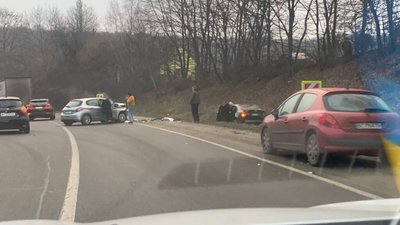 Біля Львова не розминулись автомобілі