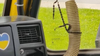У львівській маршрутці трубу від пилососа обвішали вервичкою (ФОТО)