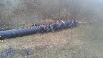 Річку, що розмивала провалля на Львівщині, загнали в трубу