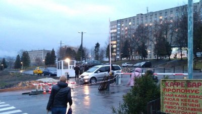 У Львові вимагають визначити законність встановлення шлагбаумів біля лікарні швидкої допомоги (ФОТО)