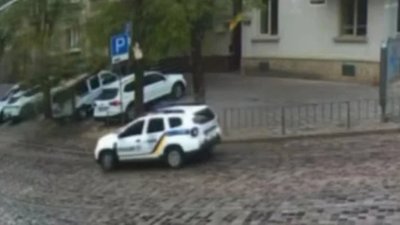 У Львові величезна гілка ледь не пошкодила авто поліції (ВІДЕО)