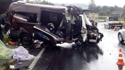 У Львівській області зіткнулись вантажівка та бус (ФОТО)