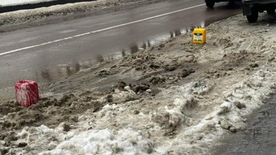 У Львові замість сміття на дорозі поставили каністри (ФОТО)