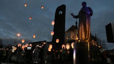 У небо над Львовом підняли ліхтарики як символ Небесної Сотні