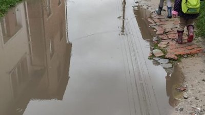 У Львові дощ перетворив вулицю на ставок (ФОТО)