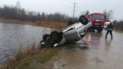 На Львівщині у озері втопився автомобіль (ФОТО)