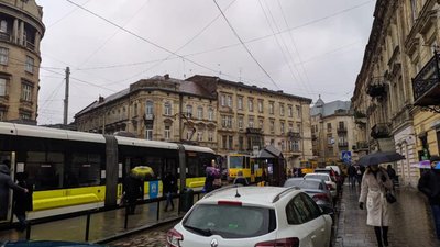 У центрі Львова зупинились трамваї (ФОТО)