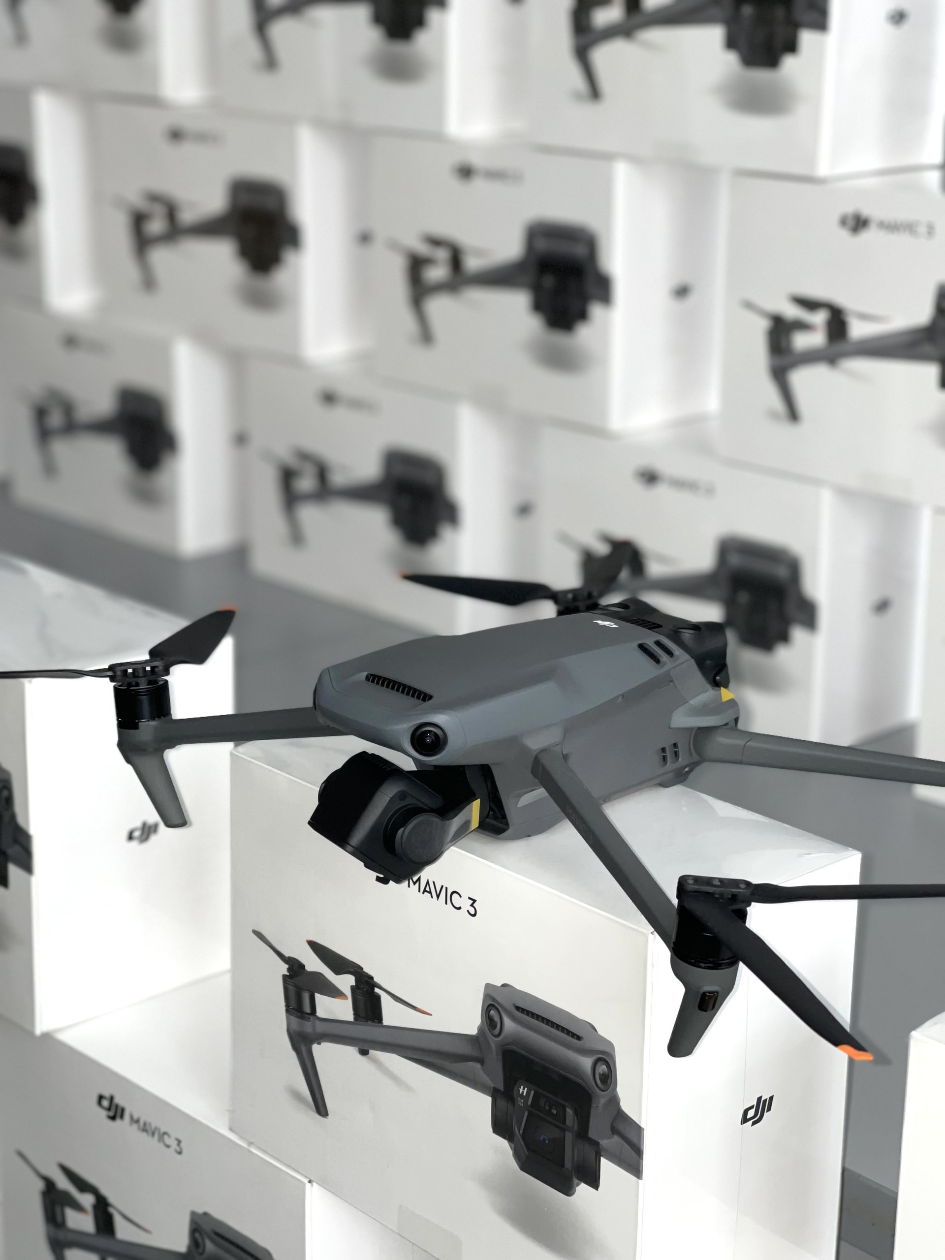 Львівські волонтери придбали 156 дронів Mavic DJI для ЗСУ