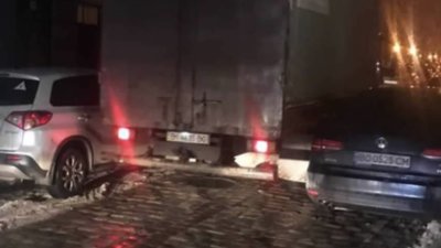 У Львові водій вантажівки пошкодив автомобіль (ФОТО)