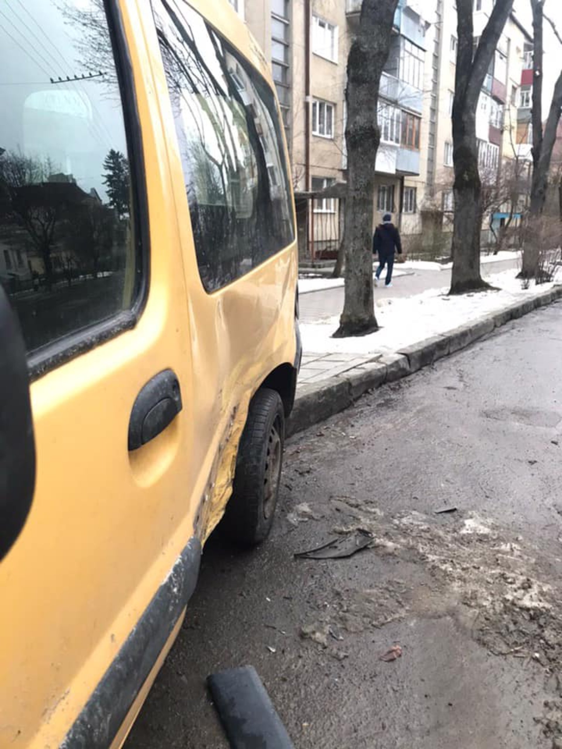 У Львові нетверезий водій в’їхав в припарковане авто. Фото: Варта1.