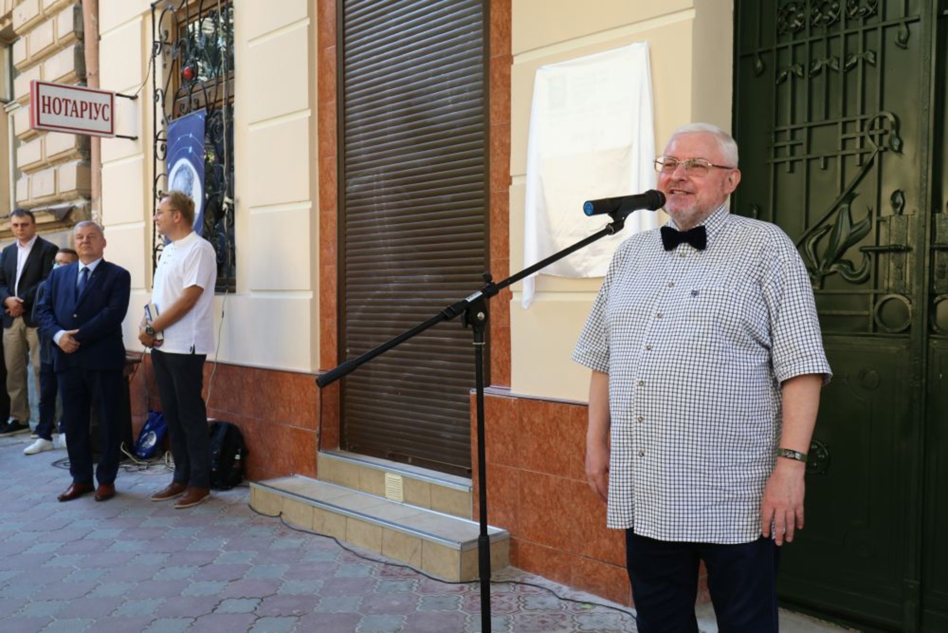 У Львові урочисто відкрили меморіальну таблицю Станіславу Лему, фото ЛМР