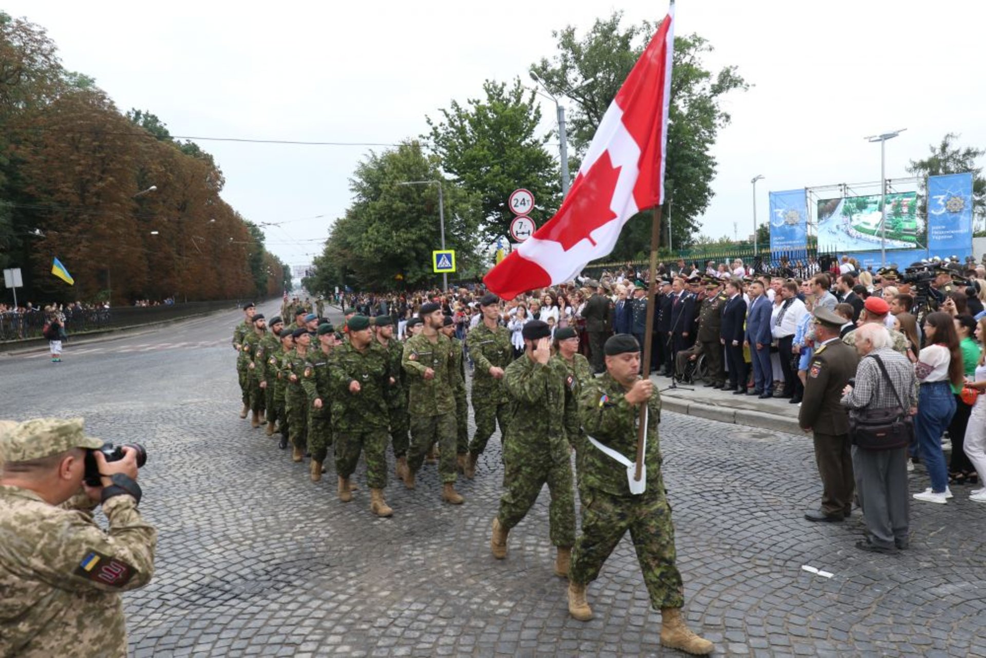 У Львові на найбільшому флагштоку за 12 млн грн урочисто підняли прапор України, фото ЛМР