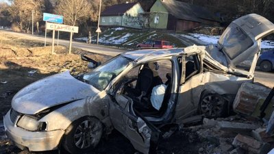 На Львівщині іномарка влетіла у будівлю поста прикордонників: двоє загиблих (ФОТО)