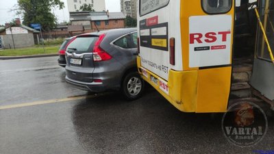 У Львові на Хуторівці автомобіль не розминувся із маршруткою (ФОТО)