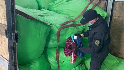 У вантажівці з «секонд-хендом» на кордоні з Польщею виявили 2,5 тонни нового товару (ФОТО)