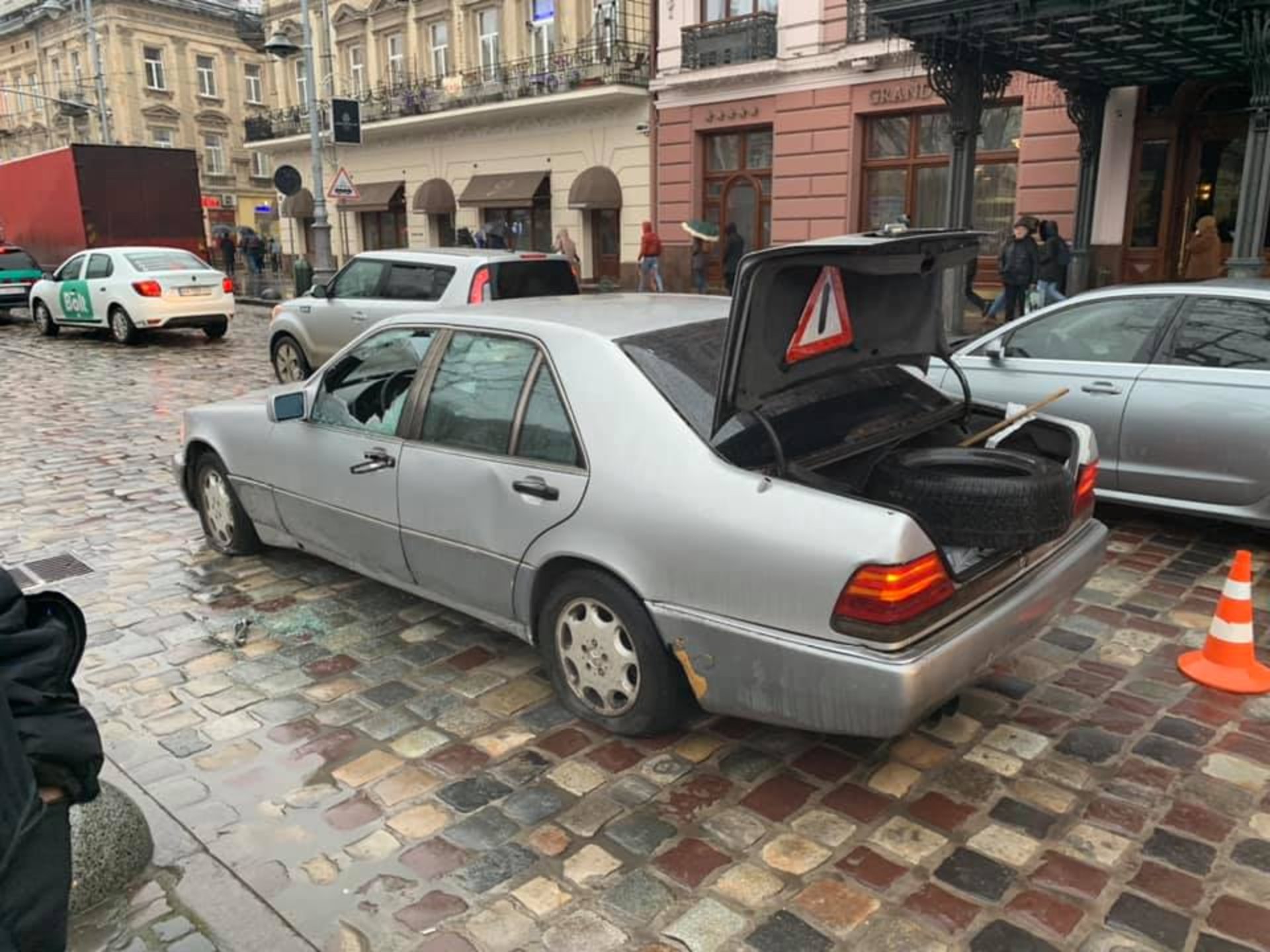 У центрі Львова затримали неадекватного водія. Фото Варта-1