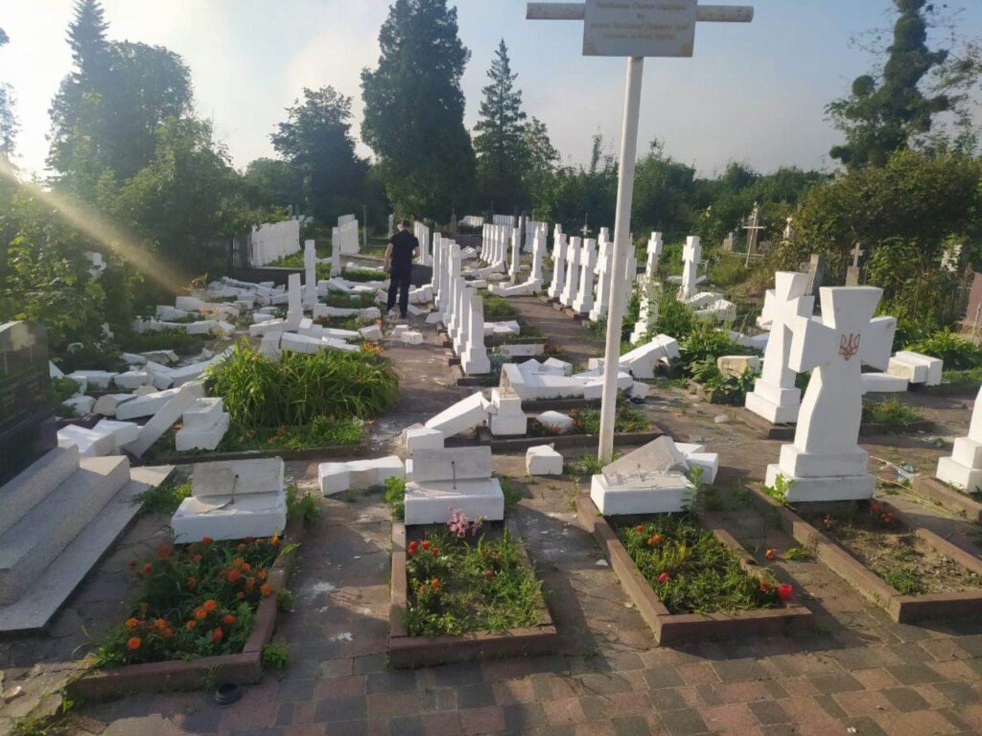 У Стрию 20-річний чоловік знищив 60 хрестів на кладовищі