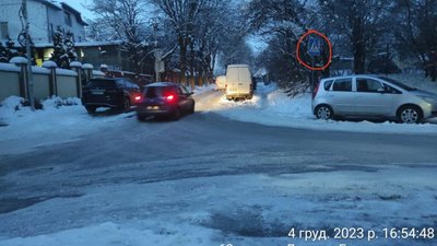У Львові водій із київською реєстрацією запаркувався на пішохідному переході (ФОТО)