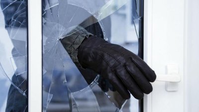 У Львові з 9 поверху будинку випала 19-річна дівчина