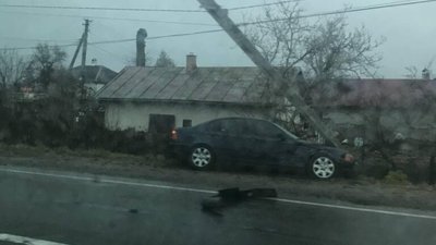 Біля Львова водій протаранив електроопору (ФОТО, ВІДЕО)
