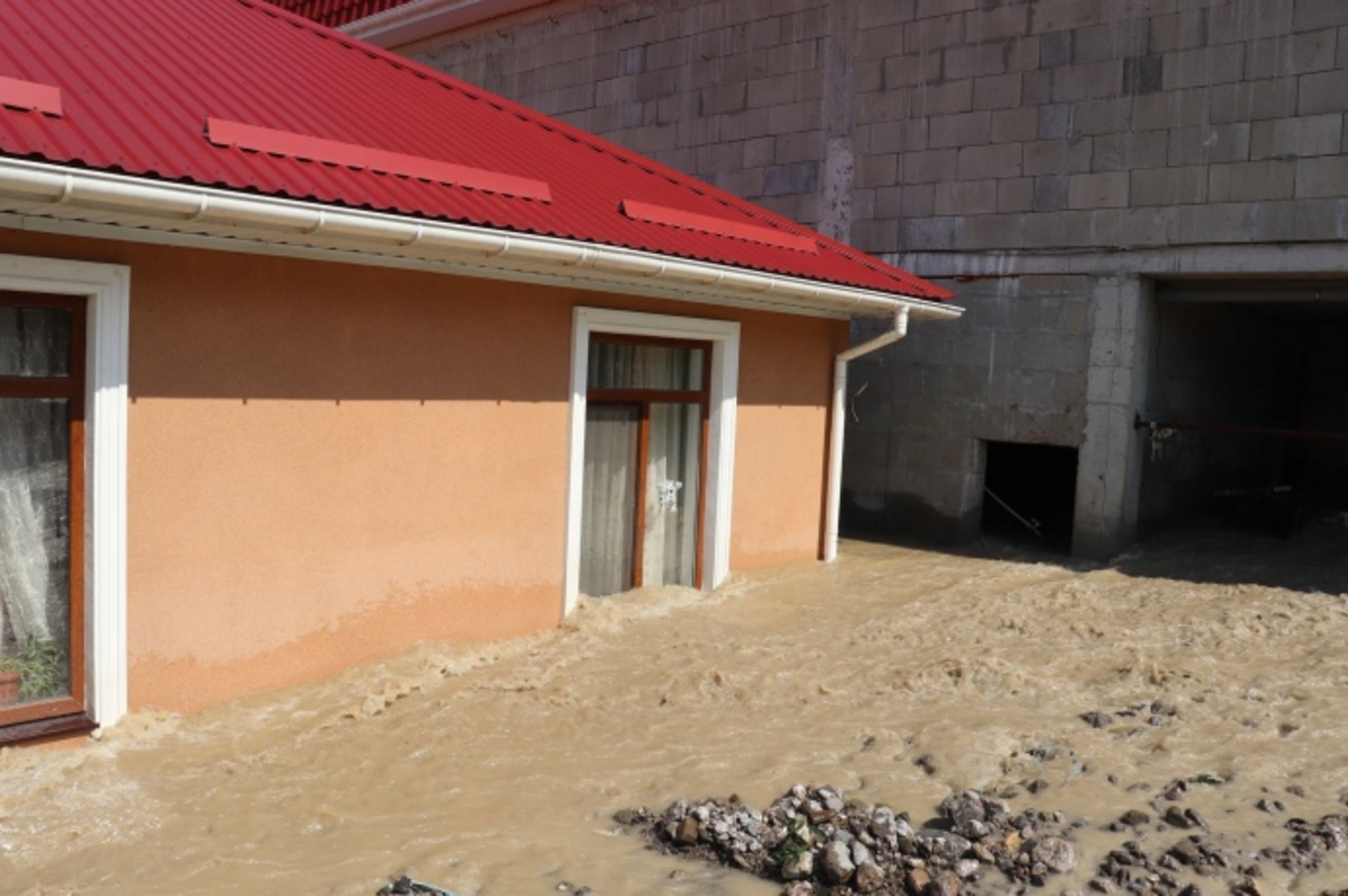 Повінь у Ялті: кілька будинків повністю пішли під воду