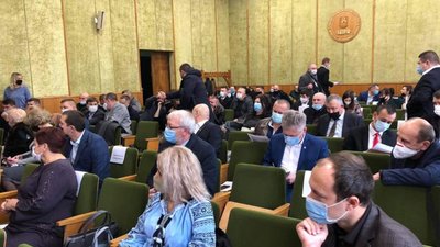 Депутати Яворівської районної ради зібрались на першу сесію (ВІДЕО)