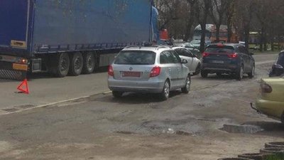 У Львові на Левандівці не розминулись автомобілі (ФОТО)