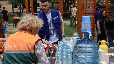 Міжнародна організація з міграції надає термінову допомогу вцілілим після обстрілу Львова