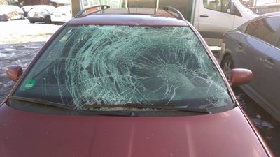 На Львівщині сніг від вантажівки пошкодив автомобіль