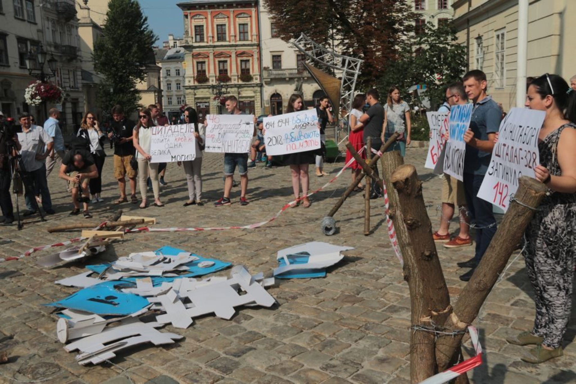 На площі Ринок активісти звели концтабір