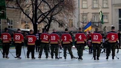 Як у Львові на площі Ринок на ковзанці у хокей грали (ФОТОРЕПОРТАЖ)