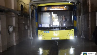 Управління транспорту Садового каже, що у Львові щоденно дезінфікують транспорт