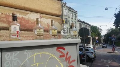 У Львові алкоголіки знайшли місце збору біля управління поліції (ФОТО)