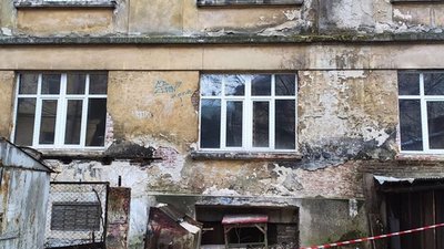 То є Львів: у центрі міста з будинків падає цегла і  штукатурка (ФОТО)
